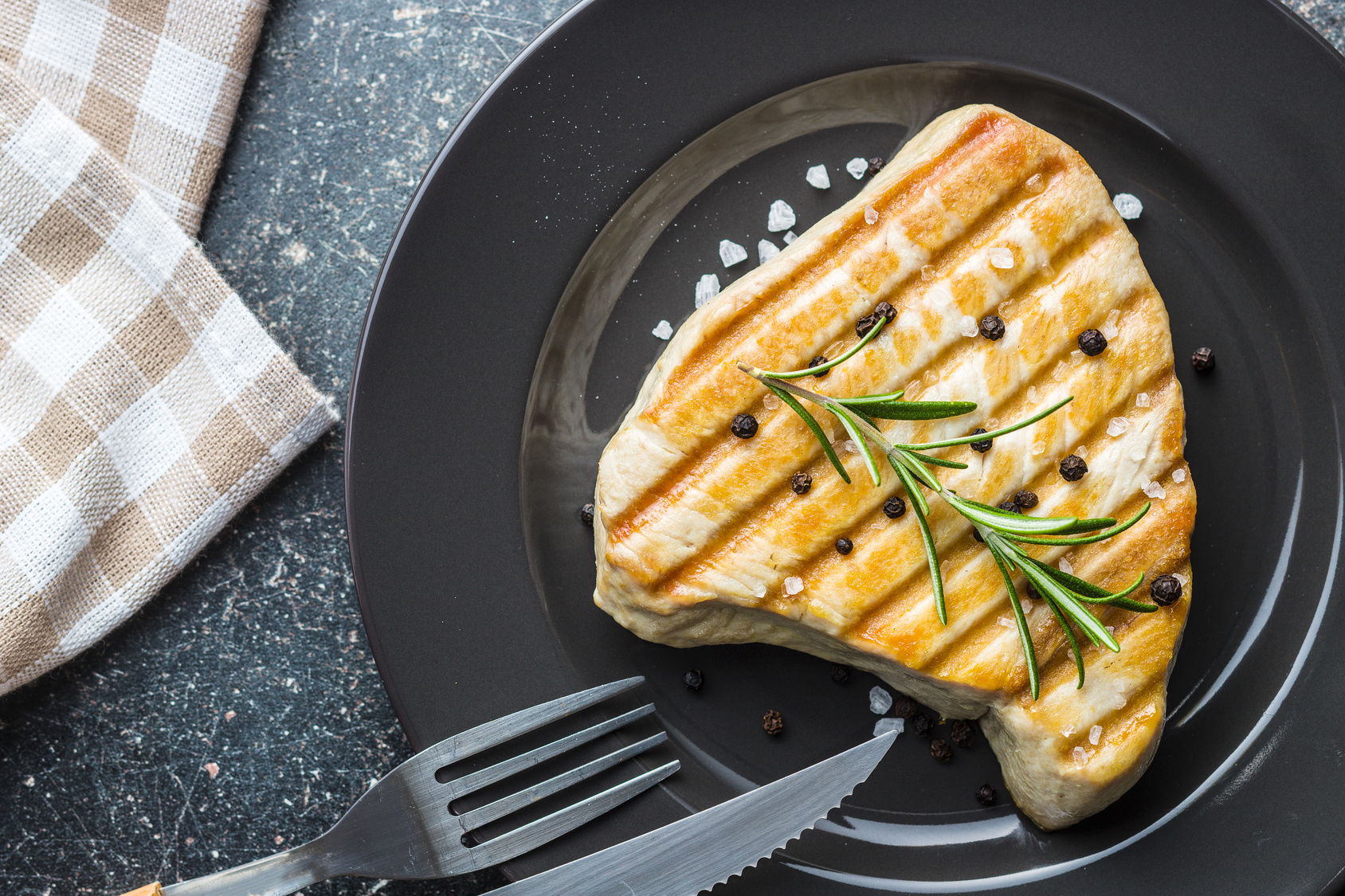 gegrilde-tonijn-met-peper GEGRILDE TONIJNSTEAK MET PEPER