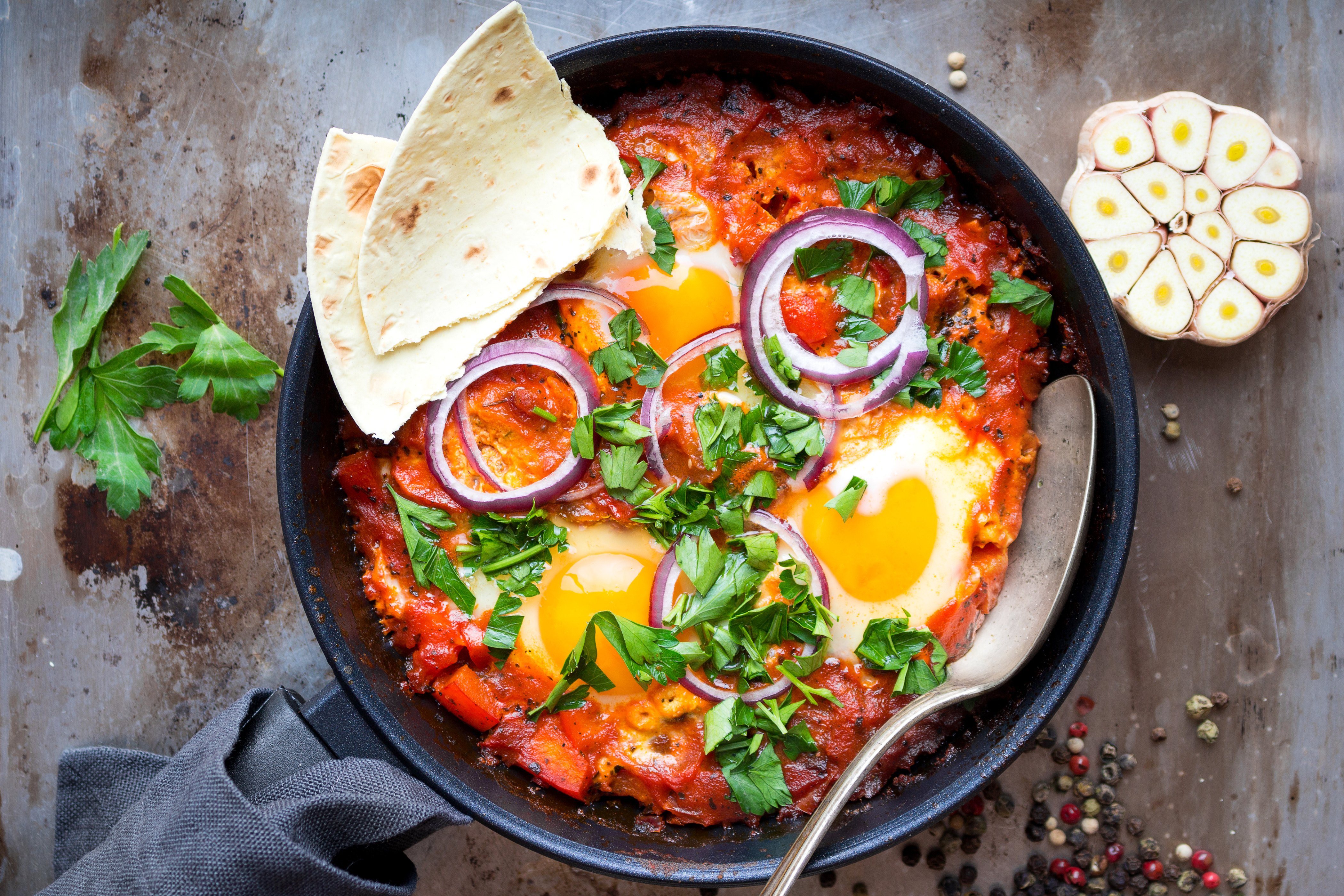 shakshuka SHAKSHUKA MET ZOETE AARDAPPEL & SPINAZIE 