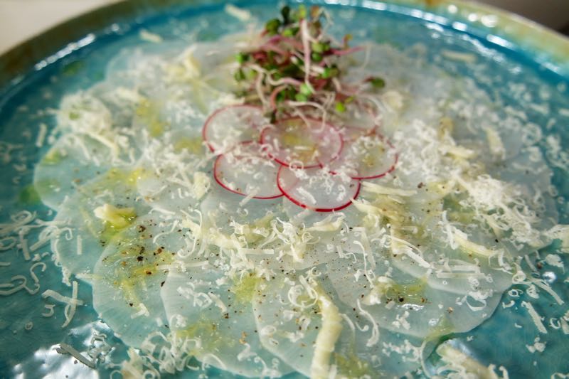 IMG_4723 CARPACCIO VAN RETTICH MET PARMEZAAN EN KNOFLOOK