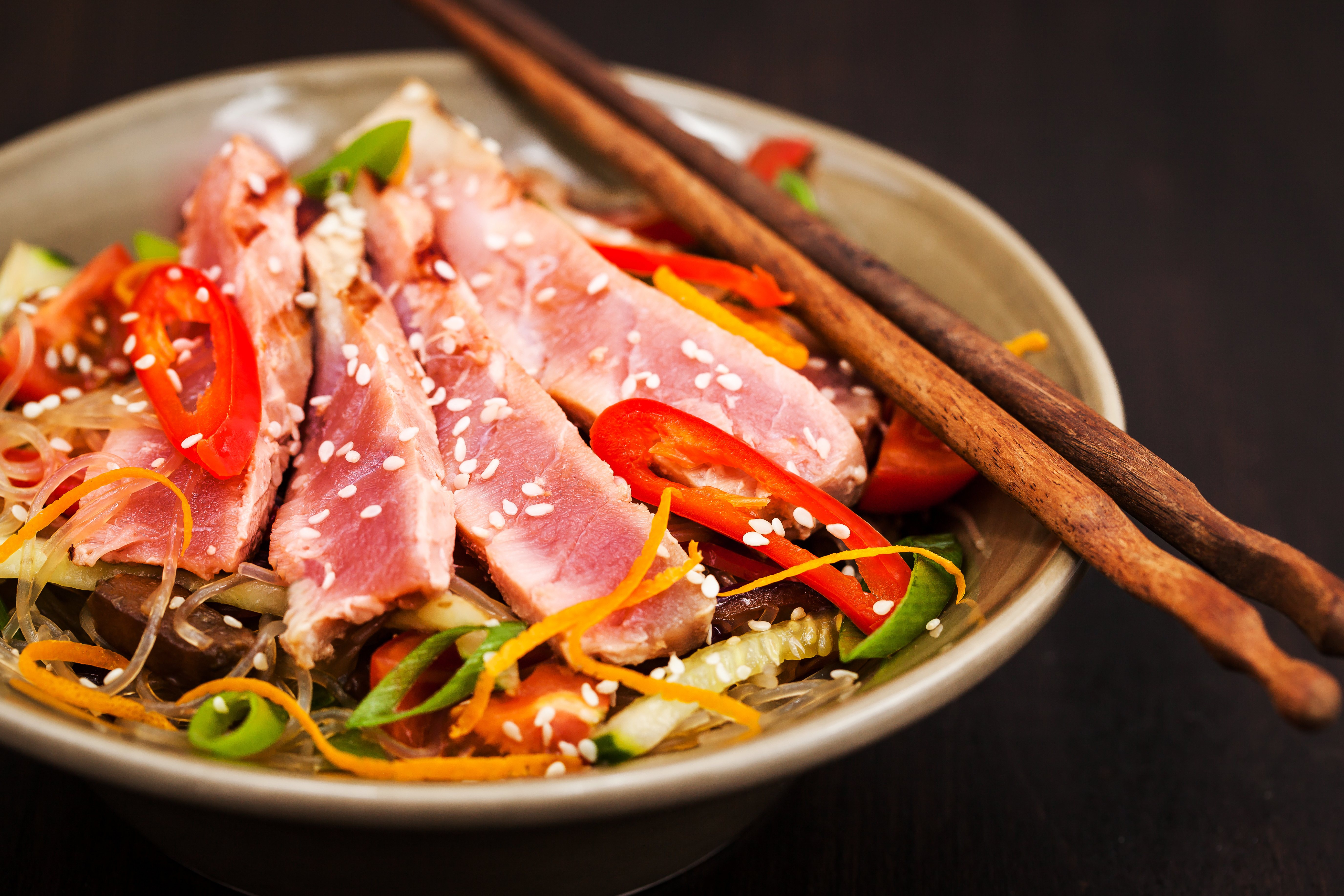 tonijnsteak_en_noodles Tonijnsteak - Mungbean Noodles - Thaise Dressing