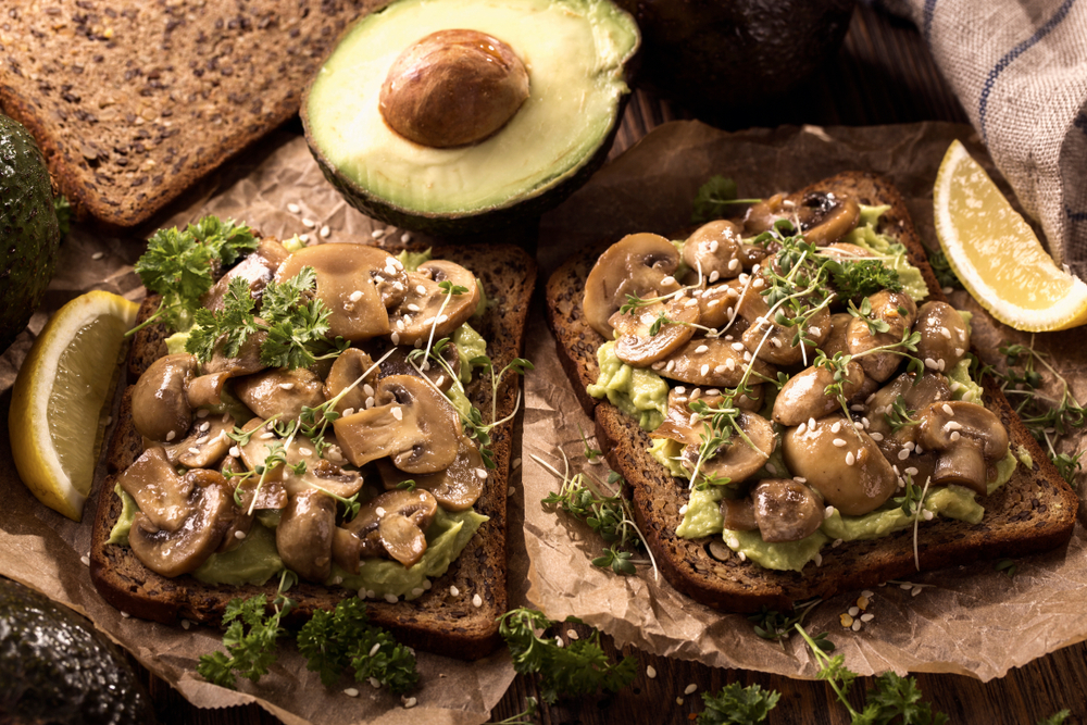 avocadotoast AVOCADO TOAST MET CHAMPIGNONS 