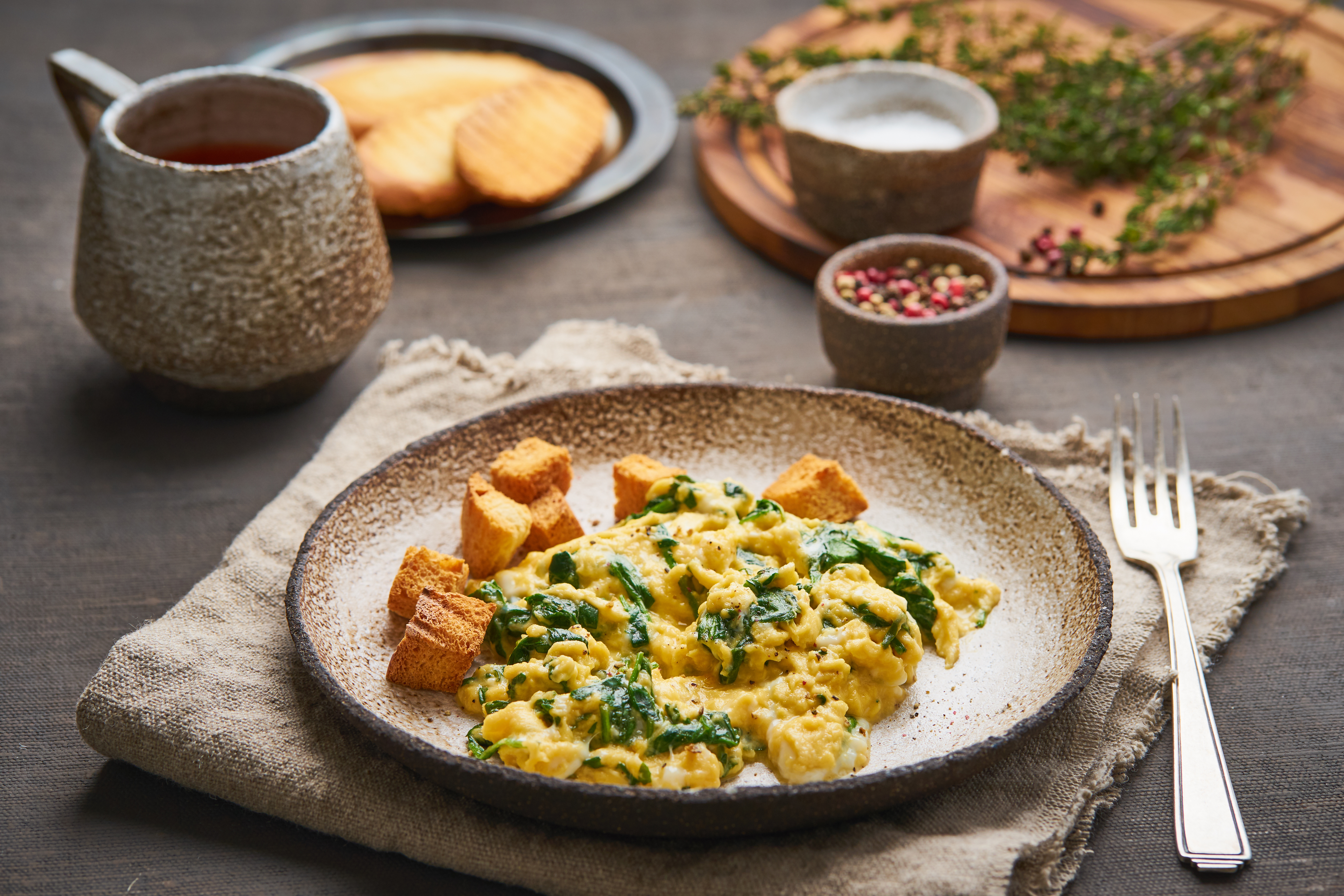 scrambledeggs SCRAMBLED EGGS MET SPINAZIE