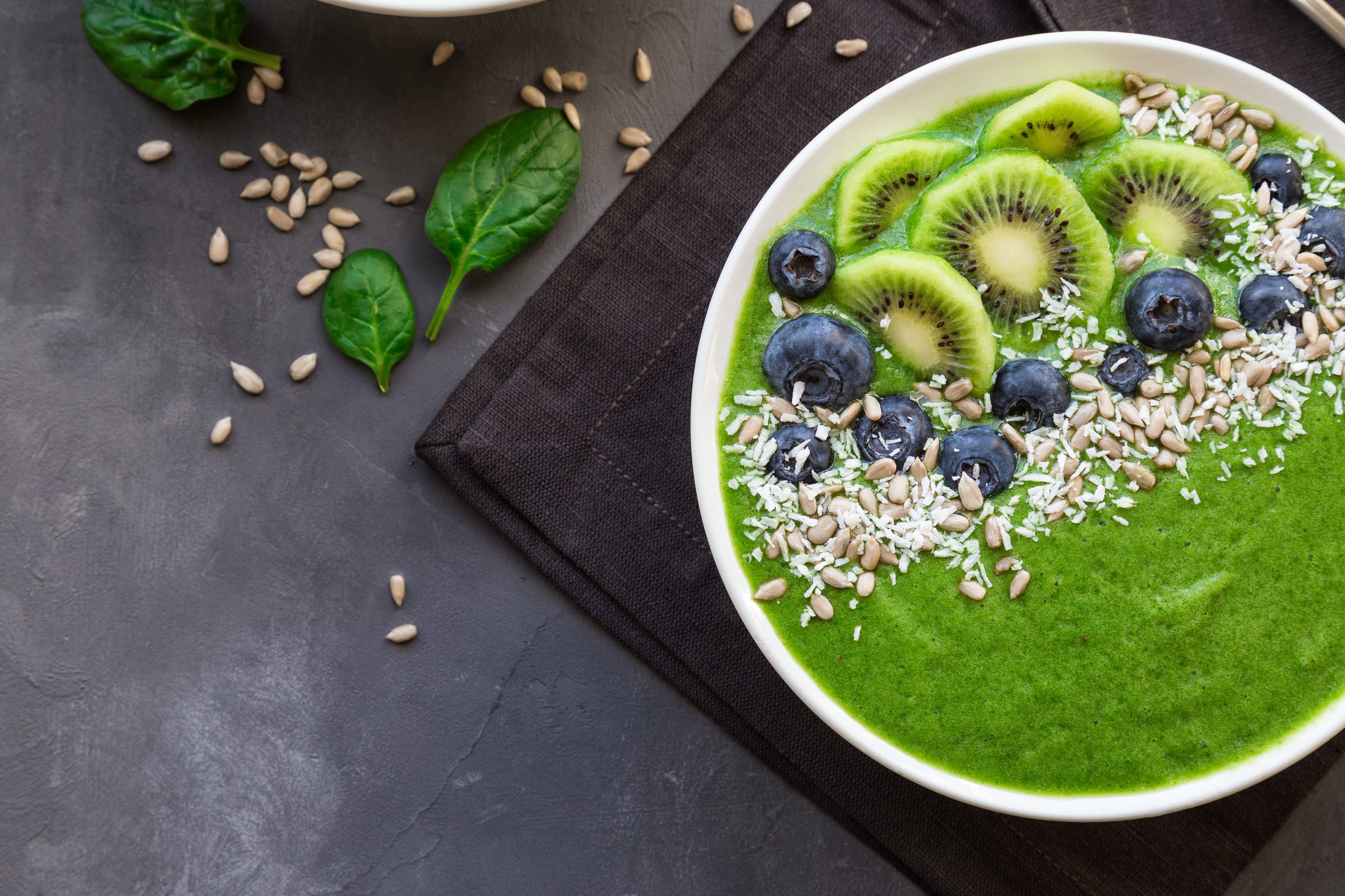 smoothiebowlspinaziekiwi Smoothie-bowl met Spinazie & Kiwi