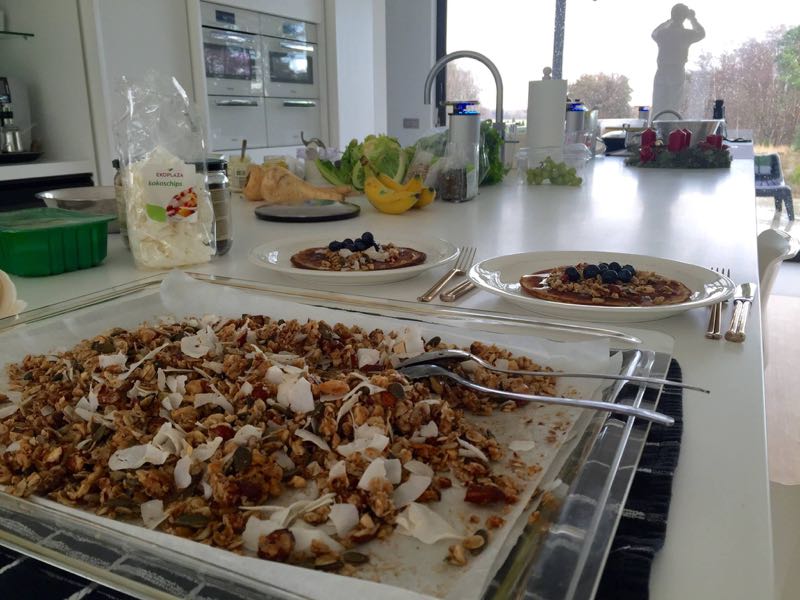 HOMEMADE GRANOLA