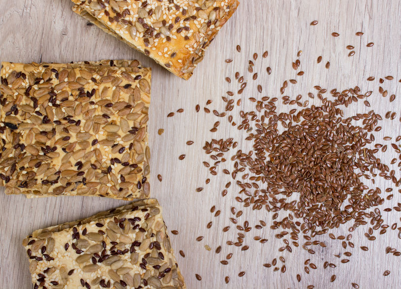 CRACKERS MET LIJNZAAD EN POMPOEN PITTEN