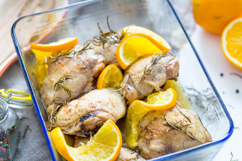 KIPPENDIJ UIT DE OVEN MET SINAASAPPEL EN ROZEMARIJN