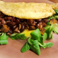 OMELET MET GEBAKKEN CHAMPIGNONS EN UIEN