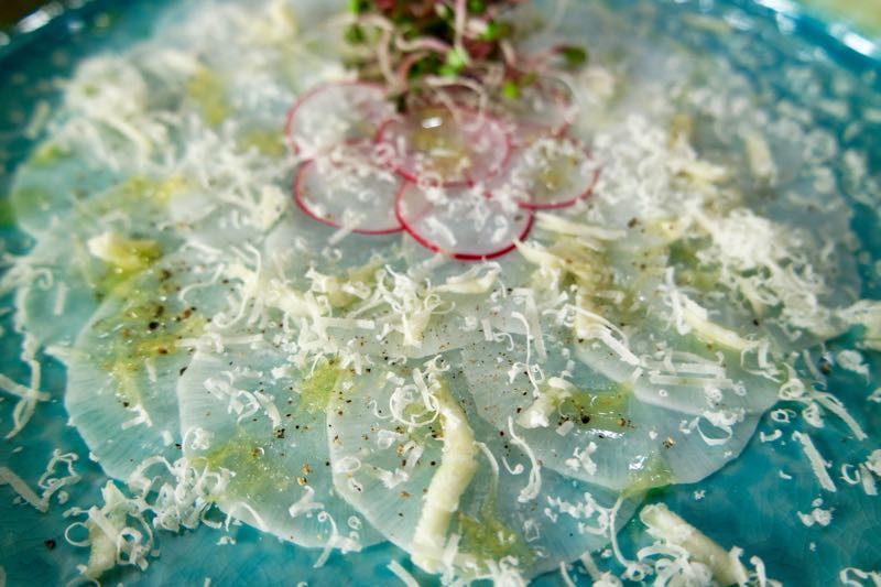 CARPACCIO VAN RETTICH MET PARMEZAAN EN KNOFLOOK