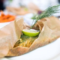 ZALM PAKKETJE UIT DE OVEN MET HONING- MOSTERD EN DILLE