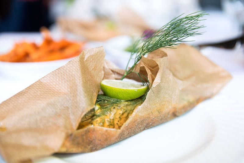 ZALM PAKKETJE UIT DE OVEN MET HONING- MOSTERD EN DILLE