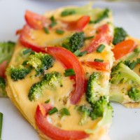 GEGRILDE OMELET MET BROCCOLI EN TOMAAT