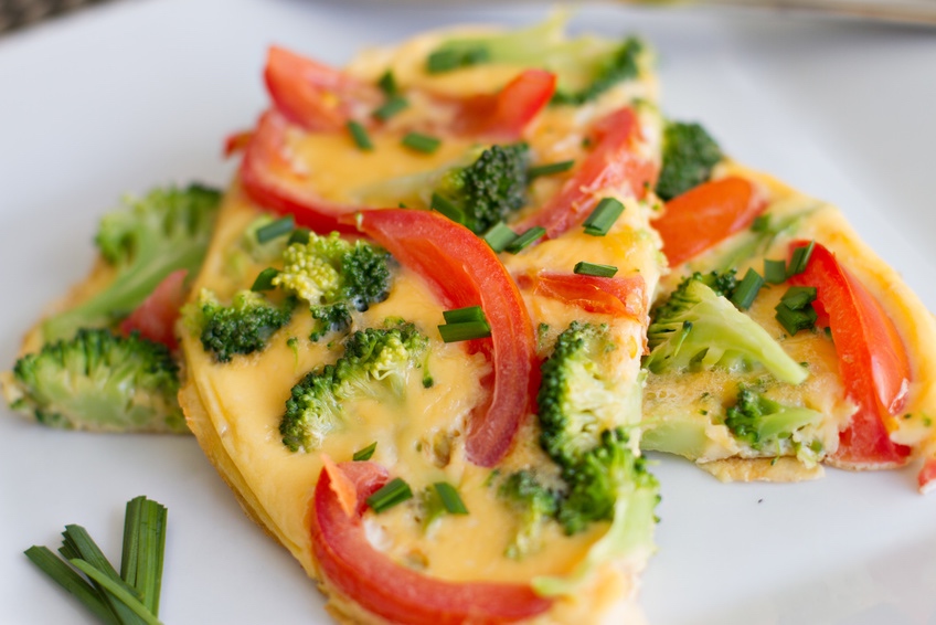 GEGRILDE OMELET MET BROCCOLI EN TOMAAT