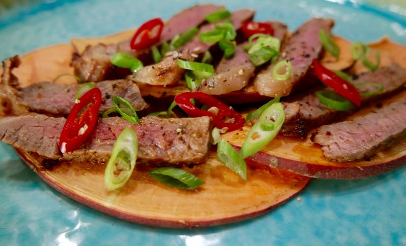 ENTRECOTE REEPJES OP EEN BEDJE VAN ZOETE AARDAPPEL TOAST