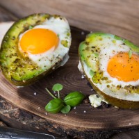 AVOCADO MET EI UIT DE OVEN