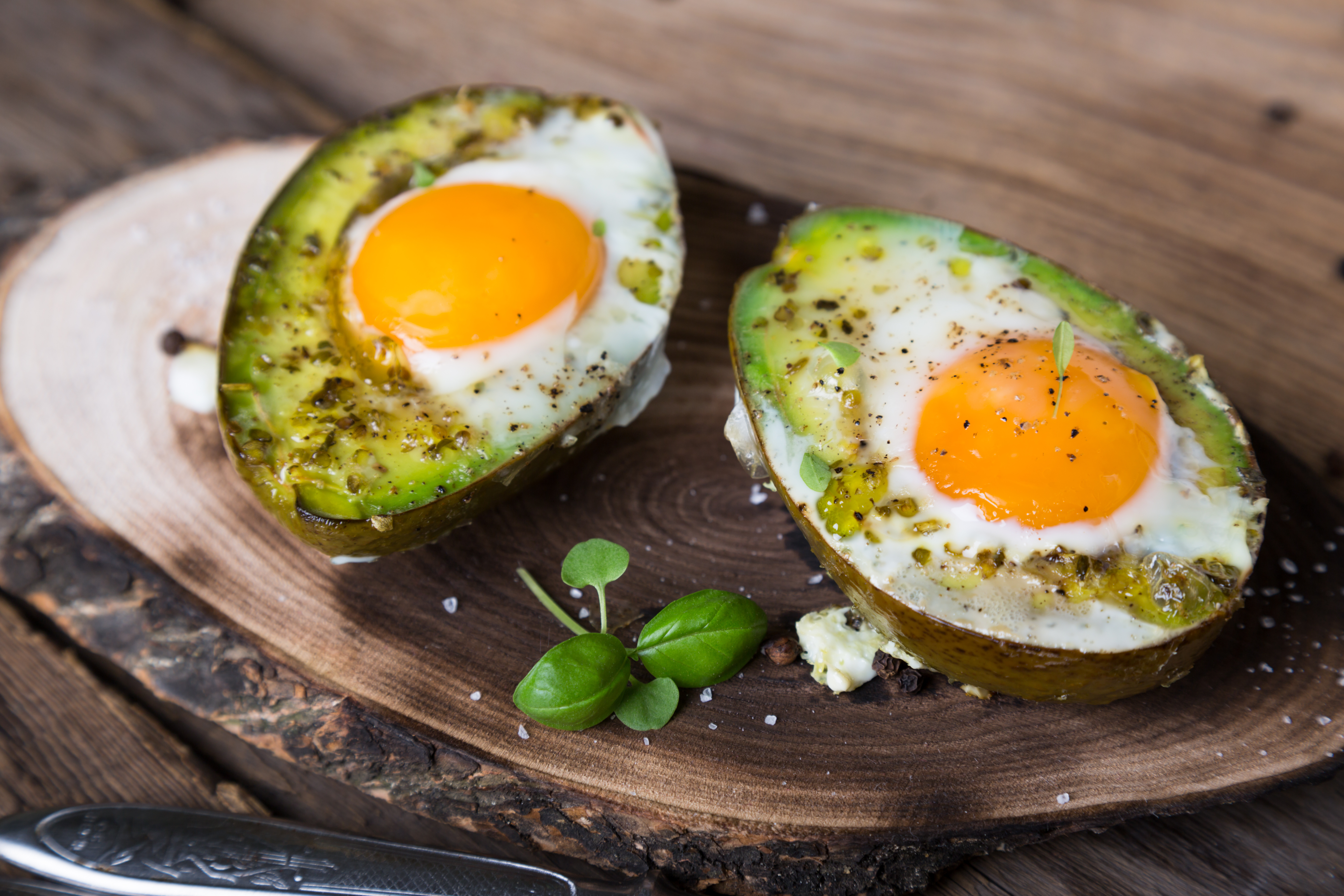 AVOCADO MET EI UIT DE OVEN