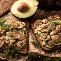 AVOCADO TOAST MET CHAMPIGNONS 