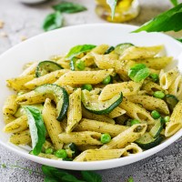 PESTO PASTA MET COURGETTE, DOPERWTEN &amp; MUNT 