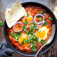 SHAKSHUKA MET ZOETE AARDAPPEL &amp; SPINAZIE 