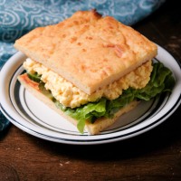 BROODJE EIERSALADE ZONDER EI